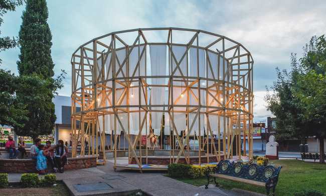 Foro ciudadano Antelia. Cilindro circular de madera reúne a los habitantes de la ciudad