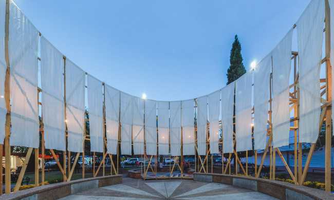 Foro ciudadano Antelia. Cilindro circular de madera reúne a los habitantes de la ciudad