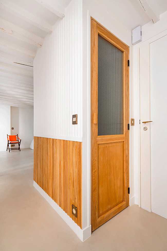 The renovation of a pied-à-terre in Paris adds light and functionality to an old building