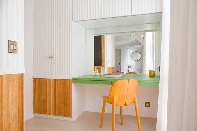 The renovation of a pied-à-terre in Paris adds light and functionality to an old building