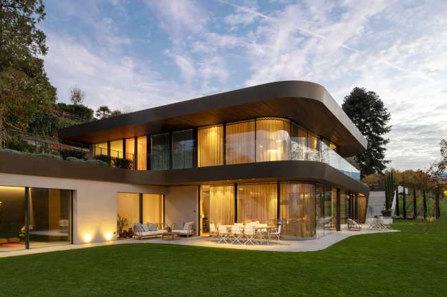 An organised architecture for Villa EB. A luxurious residence on the renowned Strada del Vino