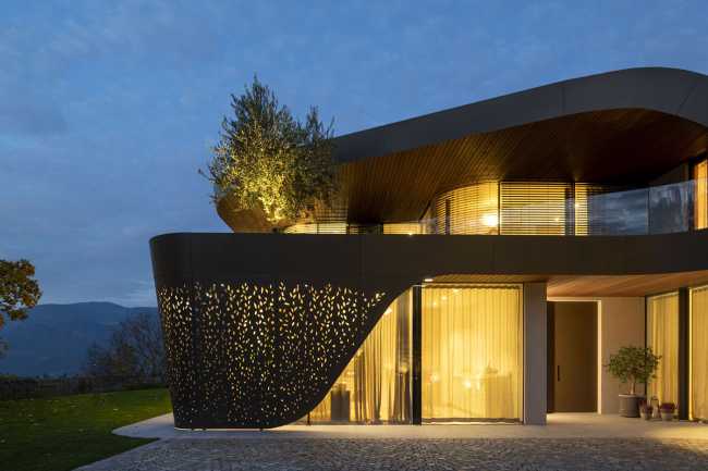 An organised architecture for Villa EB. A luxurious residence on the renowned Strada del Vino