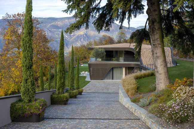 An organised architecture for Villa EB. A luxurious residence on the renowned Strada del Vino