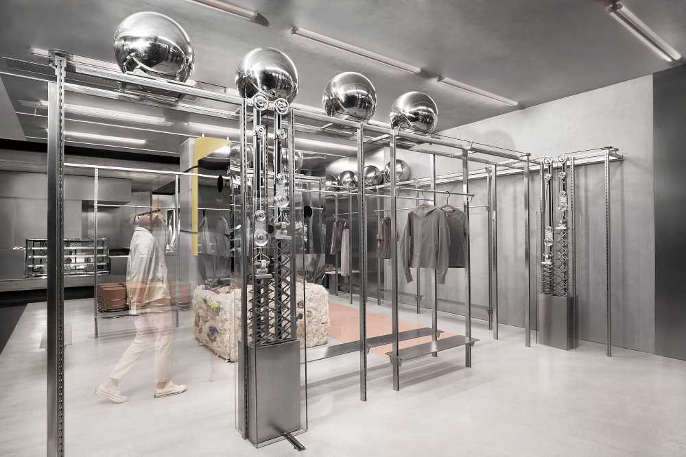 Tienda de ropa deportiva futurista: el diseño de Peu à Peu manifiesta los principios del fitness con robots y esferas reflectantes en movimiento