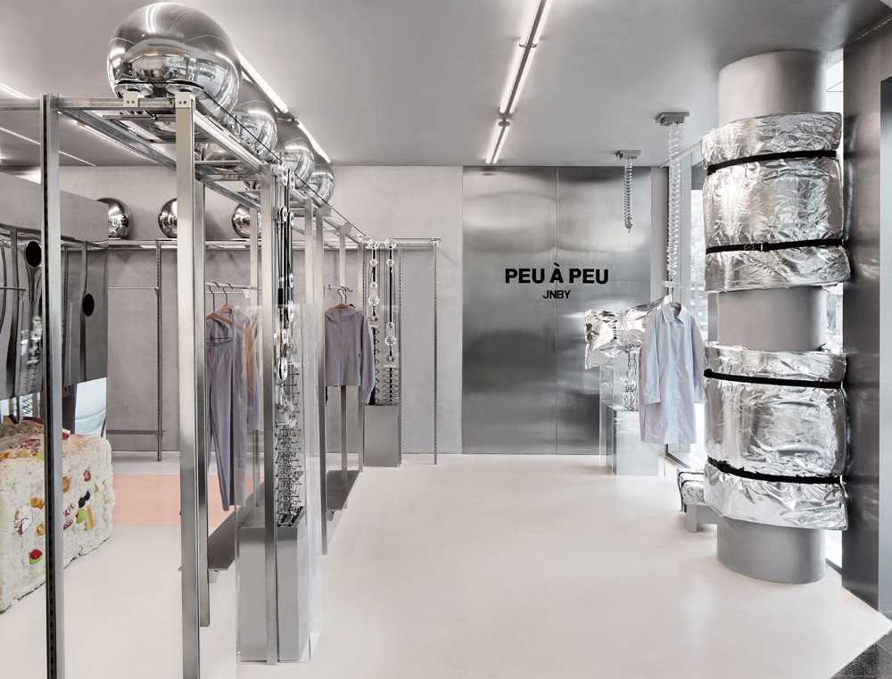 Tienda de ropa deportiva futurista: el diseño de Peu à Peu manifiesta los principios del fitness con robots y esferas reflectantes en movimiento