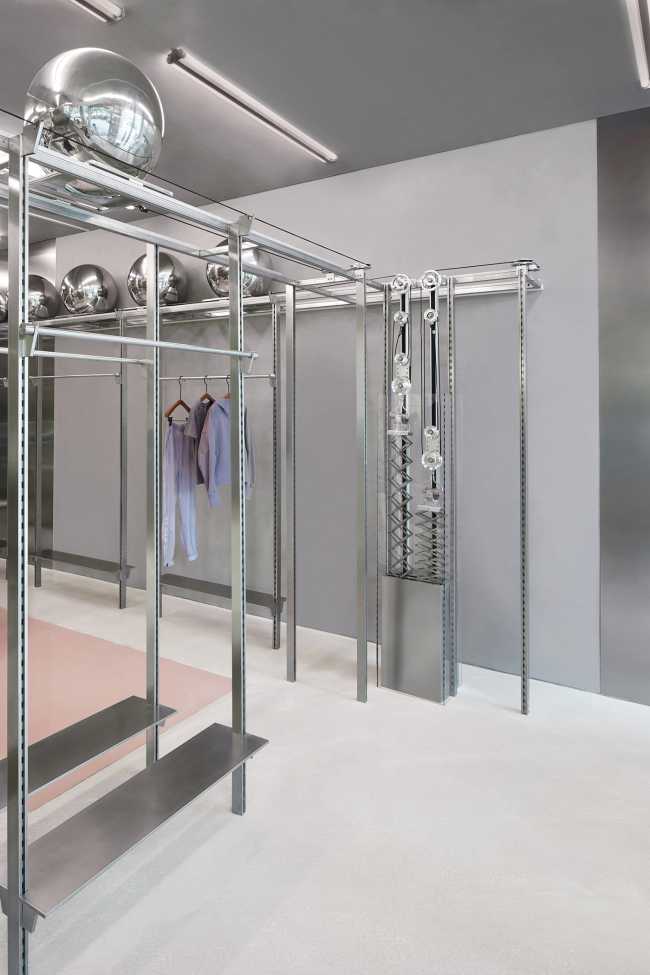 Futuristic sportswear shop: the Peu à Peu design displays the principles of fitness with robots and moving reflective spheres