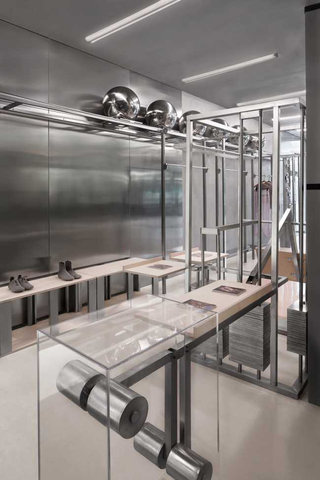 Futuristic sportswear shop: the Peu à Peu design displays the principles of fitness with robots and moving reflective spheres