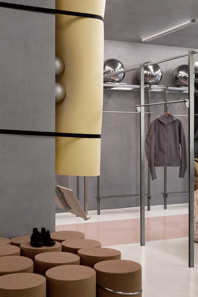 Futuristic sportswear shop: the Peu à Peu design displays the principles of fitness with robots and moving reflective spheres