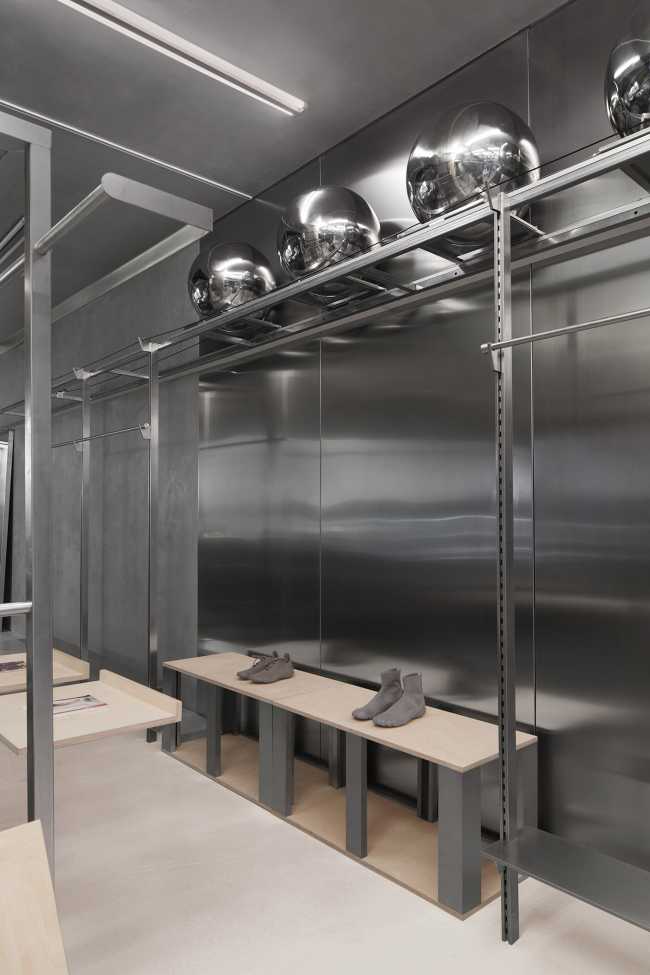 Futuristic sportswear shop: the Peu à Peu design displays the principles of fitness with robots and moving reflective spheres