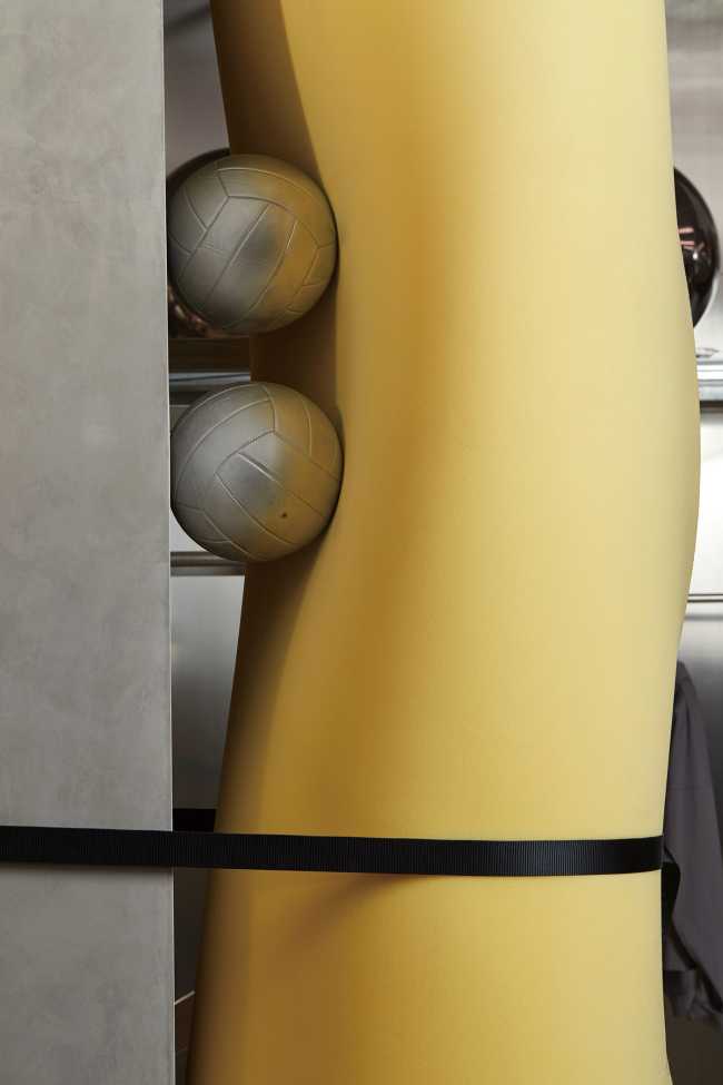 Futuristic sportswear shop: the Peu à Peu design displays the principles of fitness with robots and moving reflective spheres