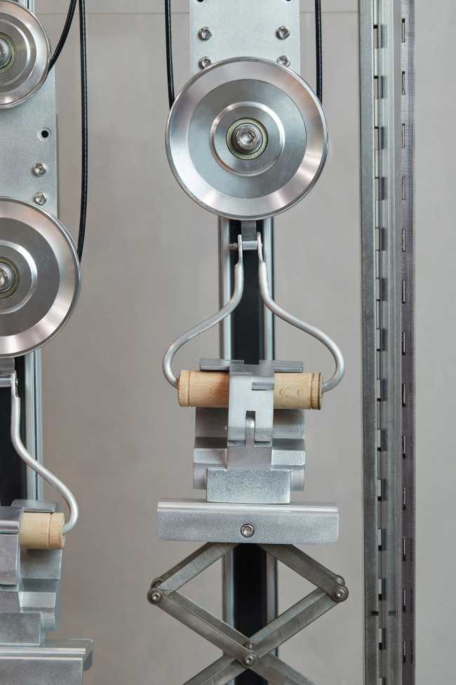 Futuristic sportswear shop: the Peu à Peu design displays the principles of fitness with robots and moving reflective spheres