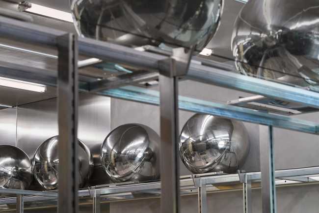 Futuristic sportswear shop: the Peu à Peu design displays the principles of fitness with robots and moving reflective spheres