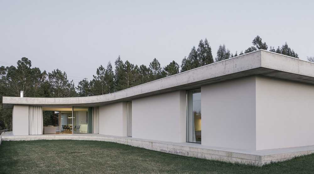 Gloma House, two organically shaped cement slabs define the architecture