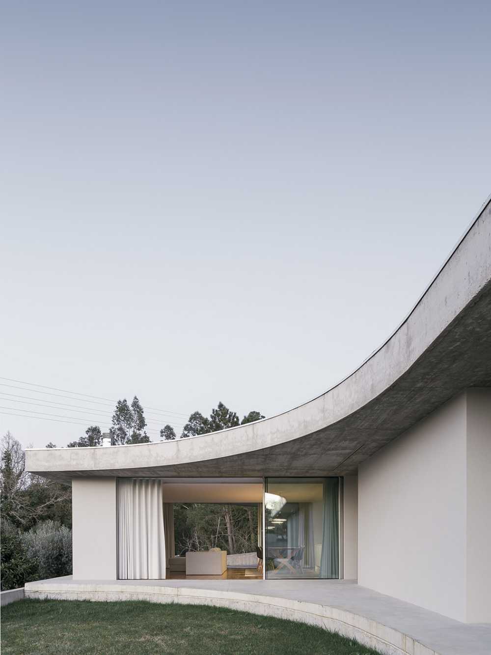 Casa Gloma, due lastre di cemento dalla forma organica definiscono l'architettura