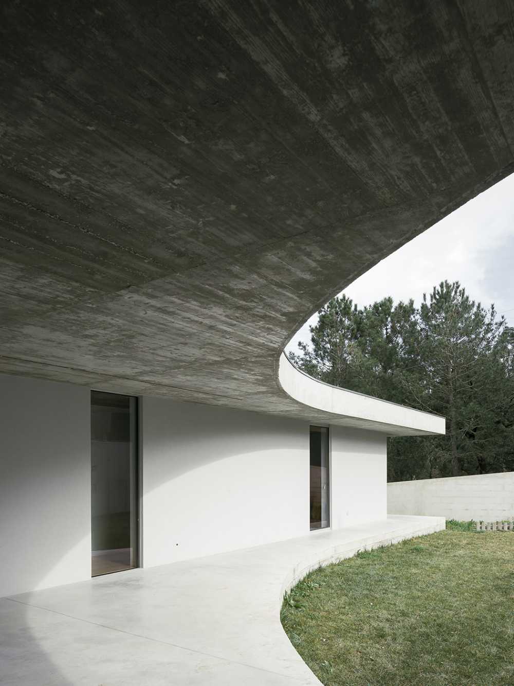 Casa Gloma, due lastre di cemento dalla forma organica definiscono l'architettura