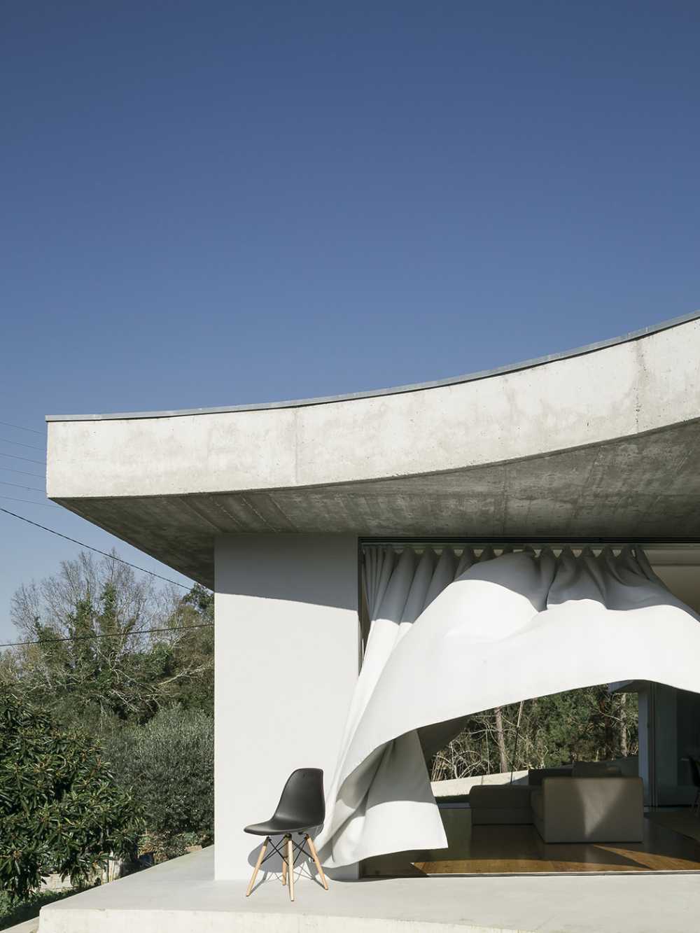 Casa Gloma, due lastre di cemento dalla forma organica definiscono l'architettura