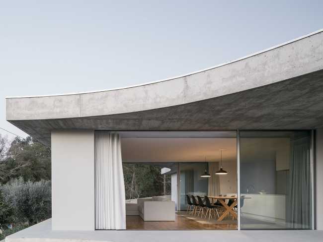 Gloma House, two organically shaped cement slabs define the architecture