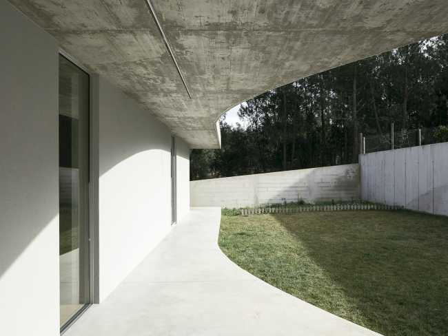 Gloma House, two organically shaped cement slabs define the architecture