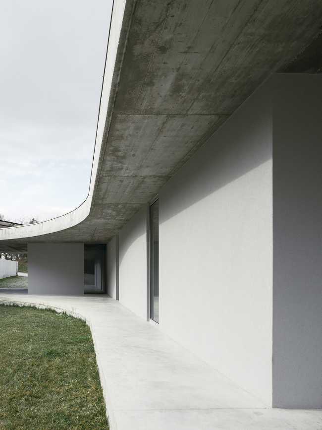 Gloma House, two organically shaped cement slabs define the architecture