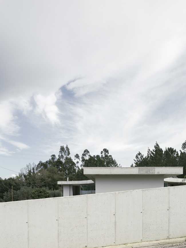 Gloma House, two organically shaped cement slabs define the architecture