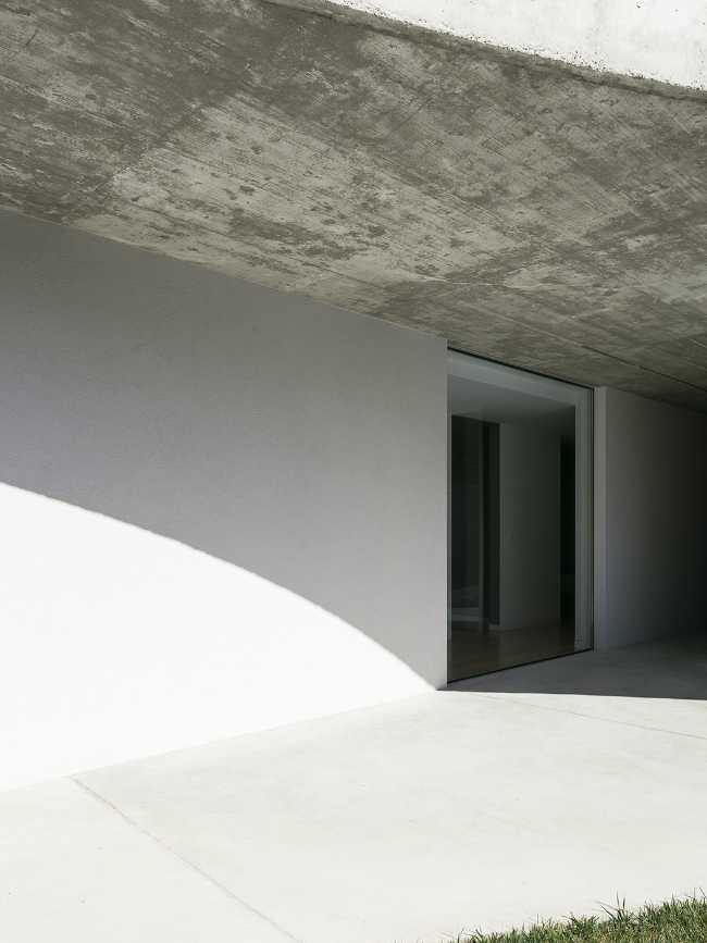 Gloma House, two organically shaped cement slabs define the architecture