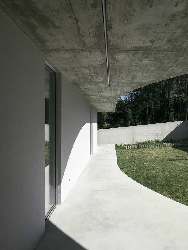 Gloma House, two organically shaped cement slabs define the architecture