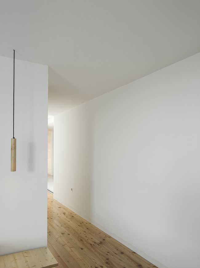 Gloma House, two organically shaped cement slabs define the architecture