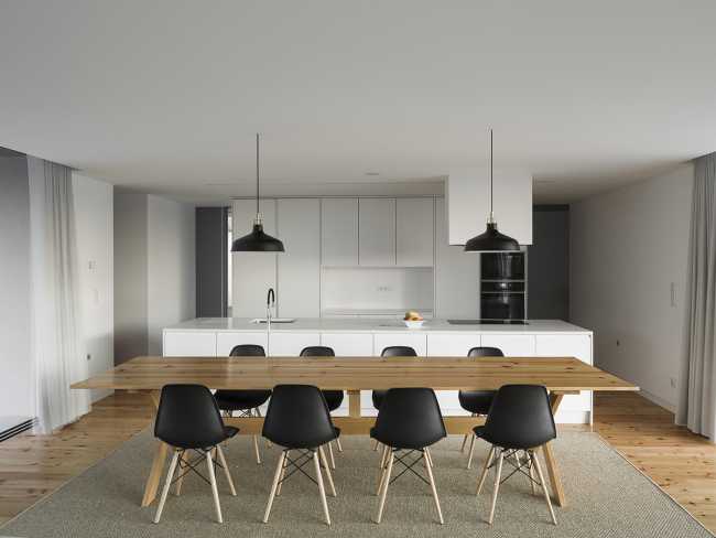 Gloma House, two organically shaped cement slabs define the architecture