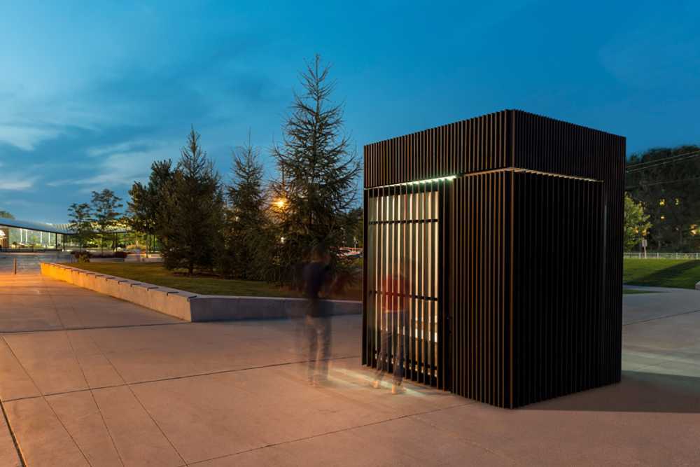 The Story Pod: a landmark dedicated to the art of daily reading, and an intimate urban lantern by night