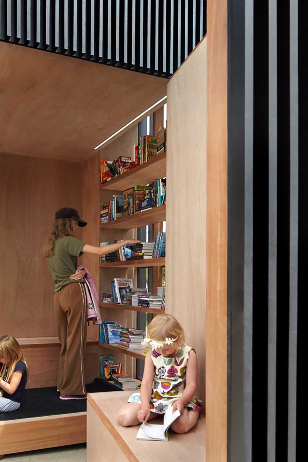 The Story Pod: a landmark dedicated to the art of daily reading, and an intimate urban lantern by night