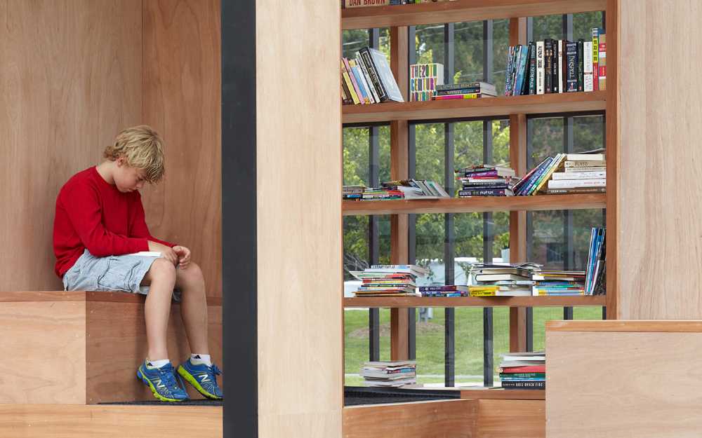 The Story Pod: a landmark dedicated to the art of daily reading, and an intimate urban lantern by night