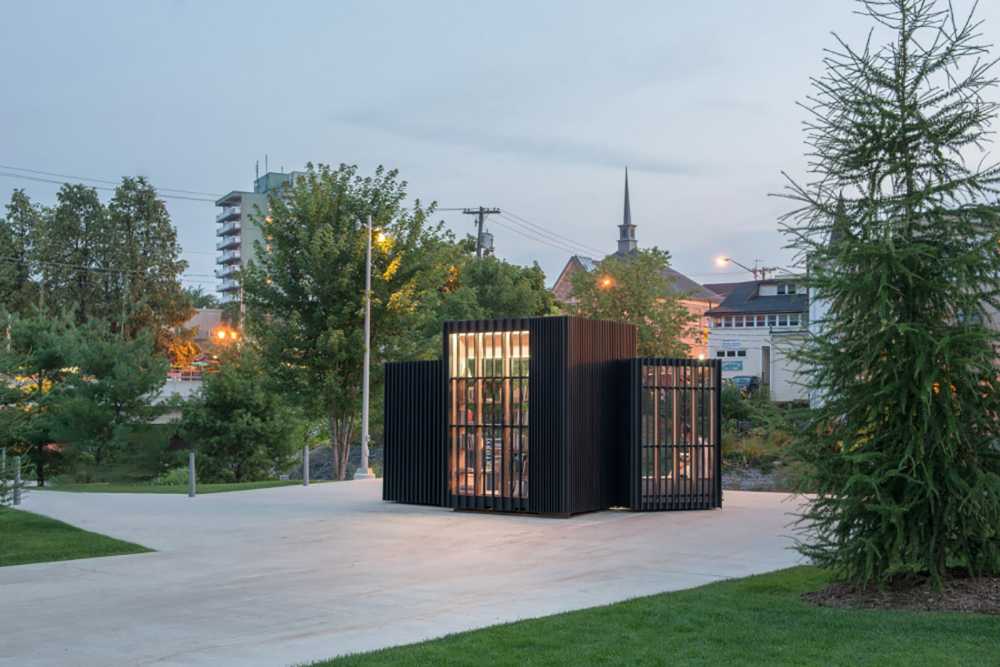 The Story Pod: a landmark dedicated to the art of daily reading, and an intimate urban lantern by night