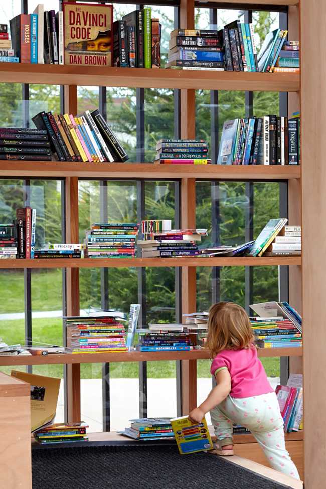 The Story Pod: landmark dedicato all’arte della lettura di giorno, lanterna urbana d’atmosfera di notte