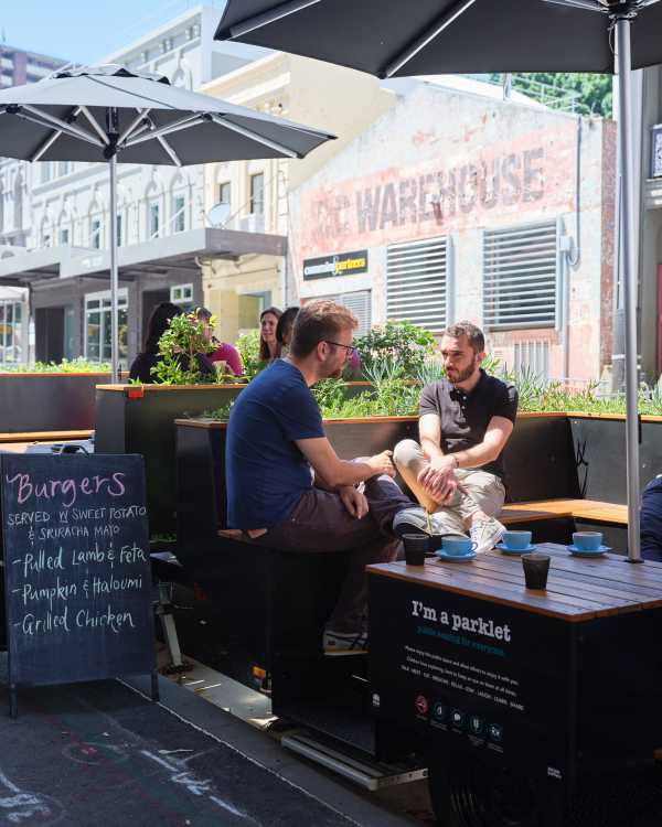 People Parkers, un jardín portátil que se apropia del espacio de estacionamiento de los automóviles para devolvérselo a las personas
