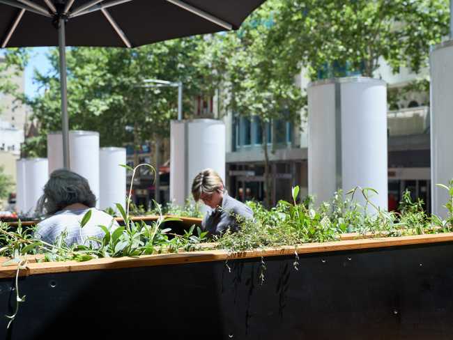 People Parkers, un jardín portátil que se apropia del espacio de estacionamiento de los automóviles para devolvérselo a las personas