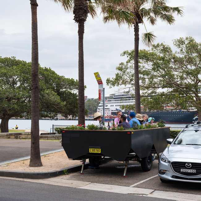 People Parkers, un jardín portátil que se apropia del espacio de estacionamiento de los automóviles para devolvérselo a las personas