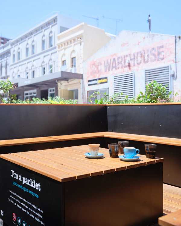 People Parkers, un jardín portátil que se apropia del espacio de estacionamiento de los automóviles para devolvérselo a las personas