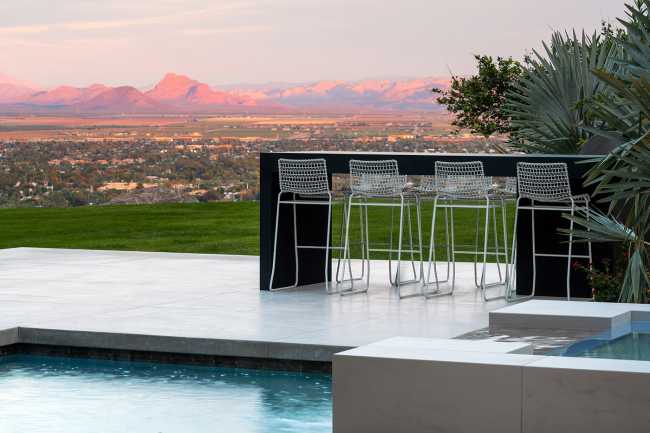 Cholla Vista: monumentale baldacchino dai soffitti angolati si proietta su Paradise Valley