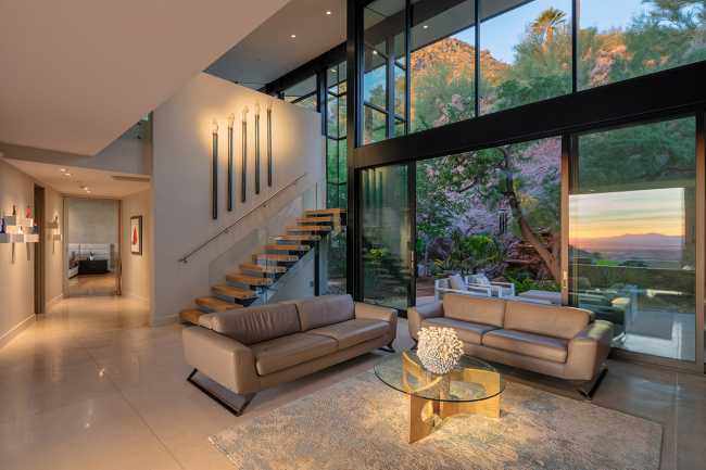 Cholla Vista: monumentale baldacchino dai soffitti angolati si proietta su Paradise Valley