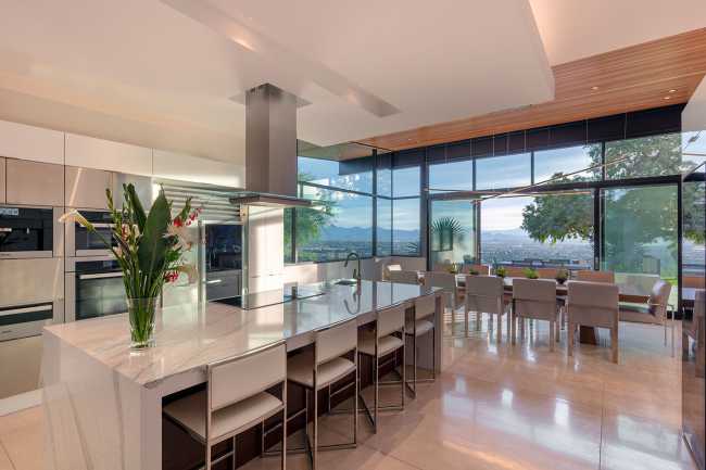 Cholla Vista: monumentale baldacchino dai soffitti angolati si proietta su Paradise Valley