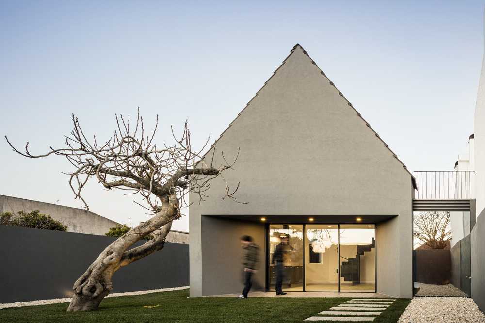 Architecture as a re-elaboration of its origins: Casa Amélia