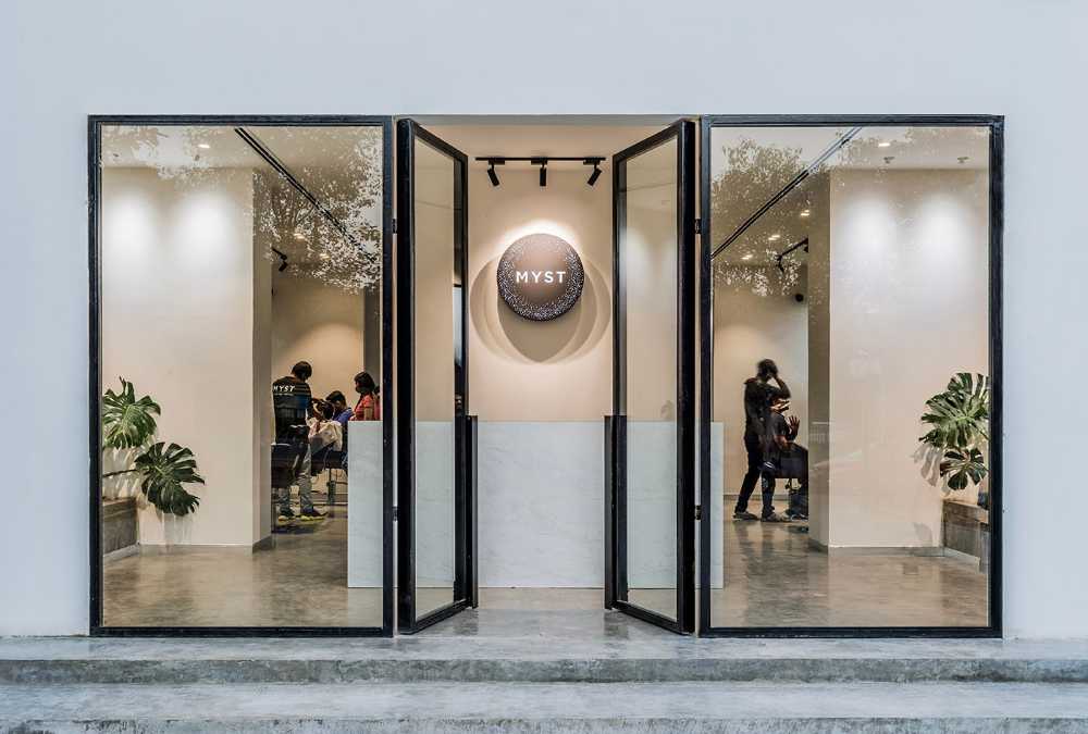 Myst Salon and Spa, from the tradition of the first Indian barber shops, a wellness experience among the foliage and the design