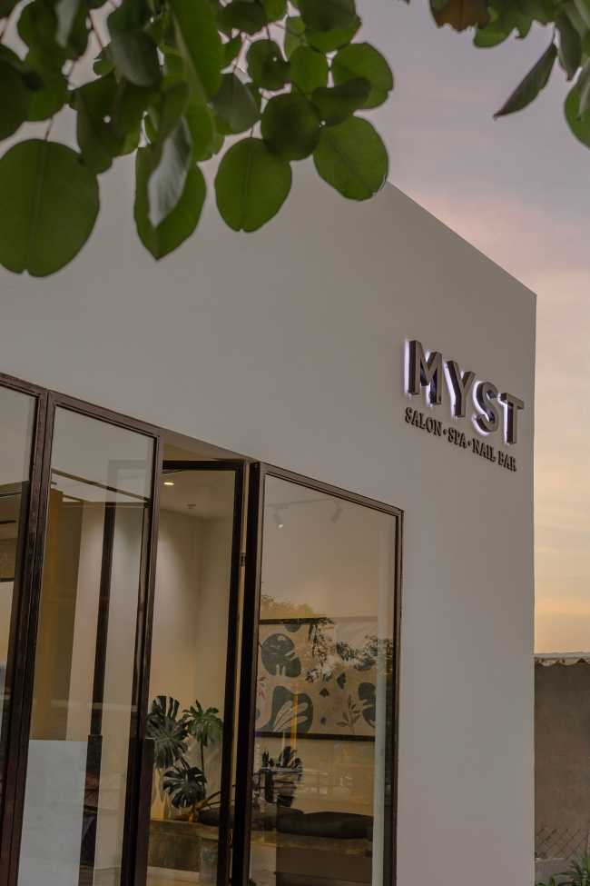 Myst Salon and Spa, from the tradition of the first Indian barber shops, a wellness experience among the foliage and the design