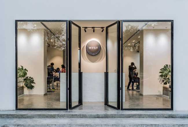 Myst Salon and Spa, from the tradition of the first Indian barber shops, a wellness experience among the foliage and the design