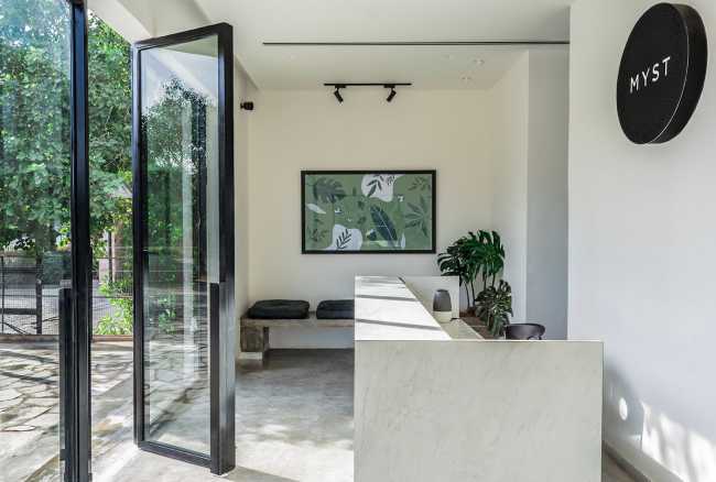 Myst Salon and Spa, from the tradition of the first Indian barber shops, a wellness experience among the foliage and the design