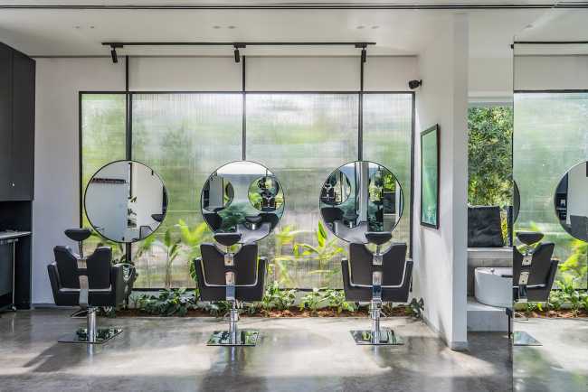 Myst Salon and Spa, from the tradition of the first Indian barber shops, a wellness experience among the foliage and the design