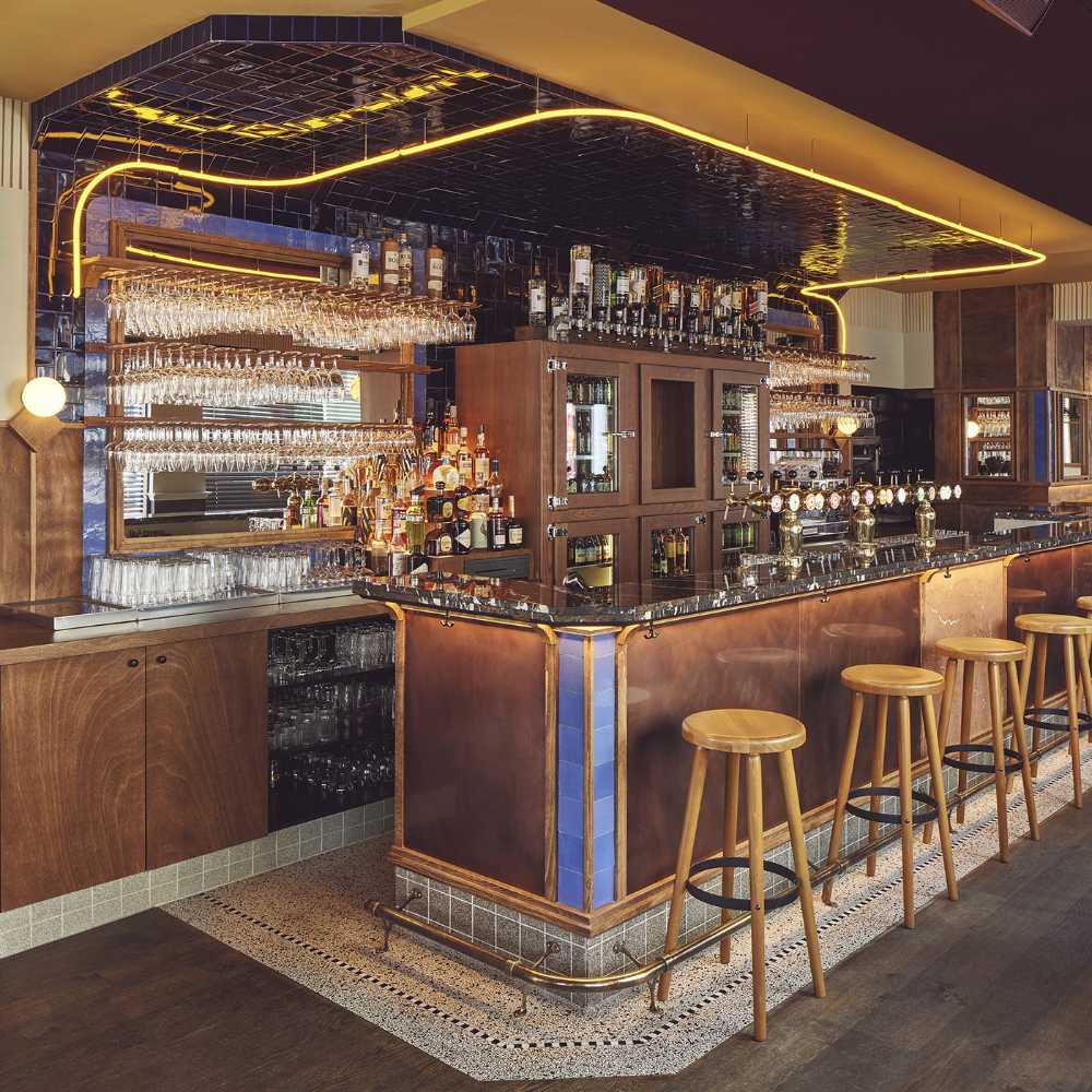 Arie Op de Hoek, a place that can quickly become a second home, cosy and ... thirst-quenching, in the best tradition of Dutch brown cafés
