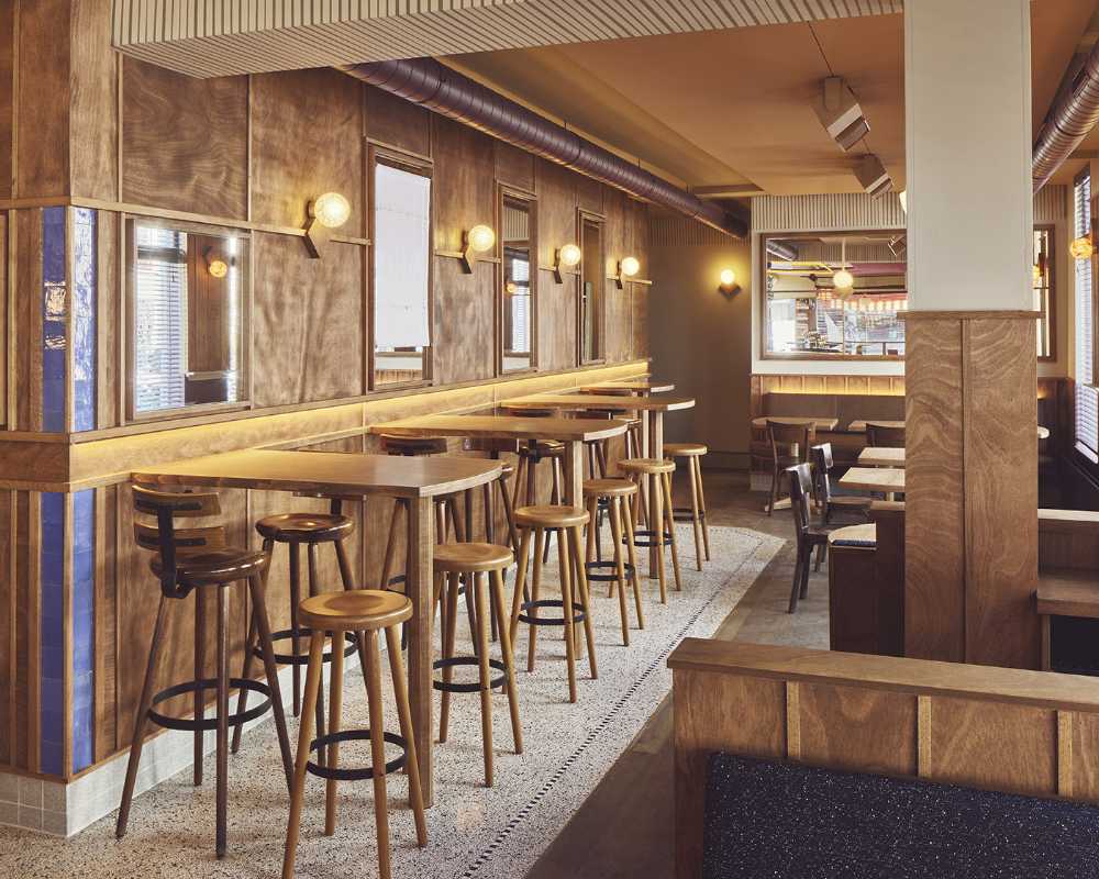 Arie Op de Hoek, a place that can quickly become a second home, cosy and ... thirst-quenching, in the best tradition of Dutch brown cafés