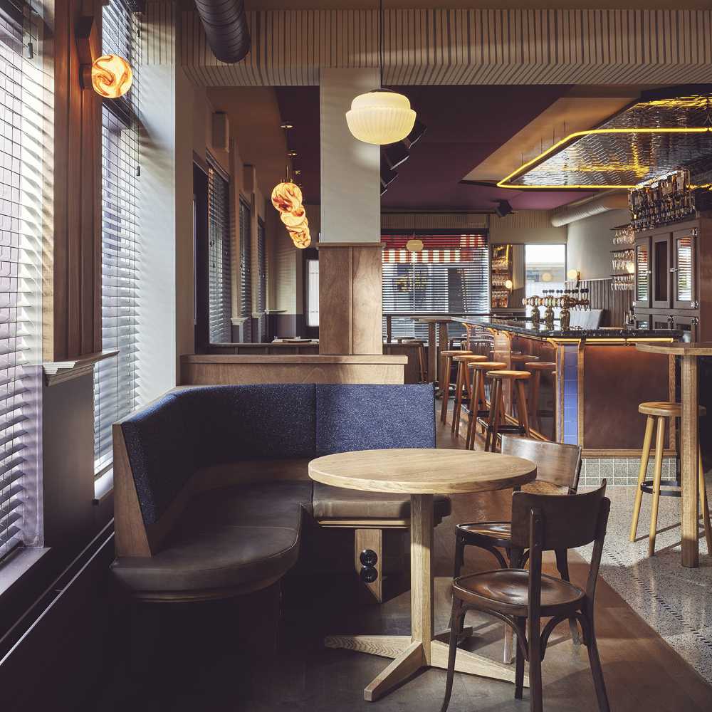 Arie Op de Hoek, a place that can quickly become a second home, cosy and ... thirst-quenching, in the best tradition of Dutch brown cafés