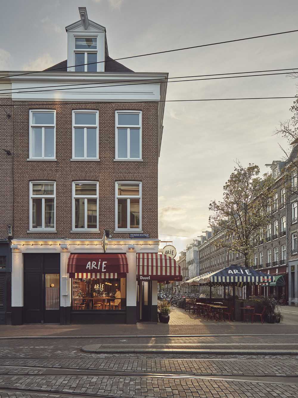 Arie Op de Hoek, a place that can quickly become a second home, cosy and ... thirst-quenching, in the best tradition of Dutch brown cafés